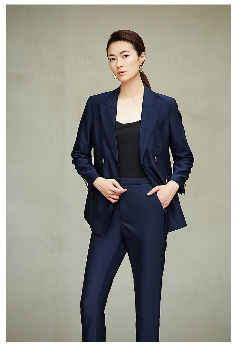 女士藍色雙排扣職業西服模特展示圖5