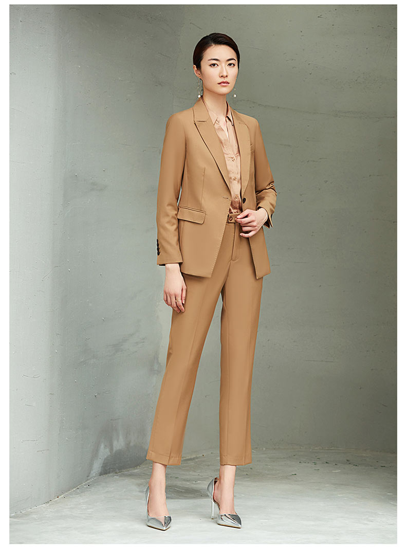 女士卡其色職業西裝定做款式模特展示圖3
